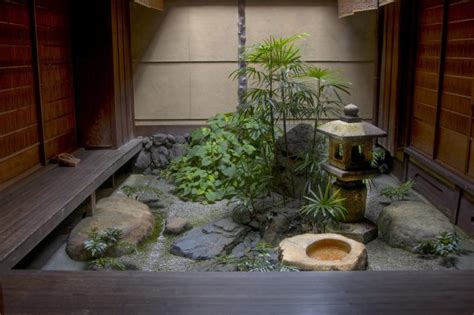 More than perhaps any other garden space, a courtyard planting scheme is driven by what's going on in the neighbourhood around it. Japanese Courtyard Gardens | Kyoto Journal