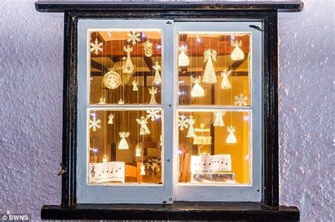 20 Advent Window Display Ideas