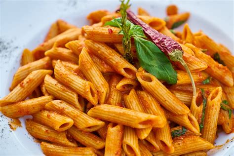 You can choose to knead by hand (as in this recipe) to make fresh italian homemade pasta, or you can use a stand mixer (we recommend kitchenaid stand mixer).this way you save time and effort, as a good fresh pasta must be processed for a long time and with a lot of energy. Pasta, l'Italia domina sempre il mercato - IlGiornale.it