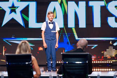 Acīs asaras! Mariuss Grencis vienlaicīgi spēlē klavieres, kokli un