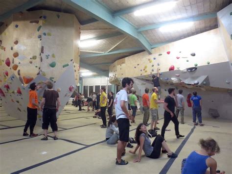 Bouldern, das ist klettern ohne seil in maximal 4,50m höhe über weichbodenmatten. Bright Site - Berlin Boulder Project | Klettermafia