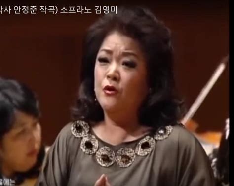 초등학교 때 성악을 시작하여 선화예중·선화예술고등학교를 거쳐 서울대학교 성악과 학과 개설 사상 최고 실기 점수로 수석 입학했다. 한국가곡 가을의 기도-김현승 작시/ 안정준 작곡 : 네이버 블로그