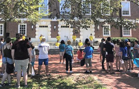 Delaware Introducing Falun Dafa At The Newark Community Day Event