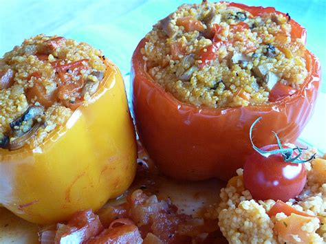 Merguez, poulet, côte d'agneau, ail, graines de coriandre, poivre, sel, paprika, cumin, raisins secs, huile d'olive, oignon, aubergine, courgette, tomate, piment. Gefüllte Paprika mit Couscous-Möhrengemüse von noni89 ...