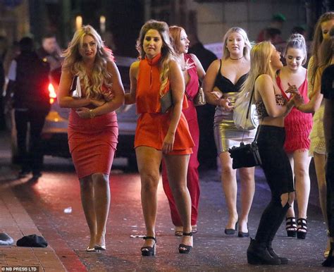 Festive Revellers Clash With Police On Last Saturday Before Christmas Hot World Report