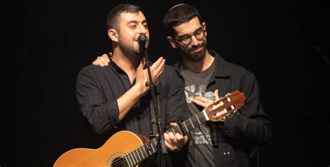 הסיבה לתביעה נעוצה במערכון שהופיע בתוכנית ארץ נהדרת משנת 2017 שבו הוצג התובע כסבא פוגרום, על רקע פינוי הישוב עמונה. דומים? כך יראו החיקויים של ישי ריבו וחנן בן ארי ב''ארץ נהדרת''