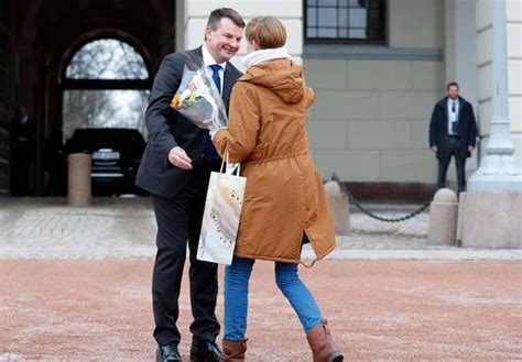 Samboeren til wara er nå mistenkt for alle hendelene. a processo la donna del ministro norvegese che subiva attentati terroristici. creati da lei ...