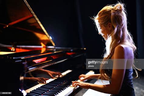 Femme Jouant Du Piano À Un Concert Photo Getty Images