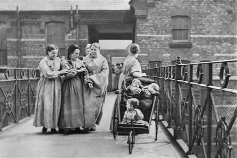 Women And Children At Crumpsall Workhouse 1890 Women In History Bw