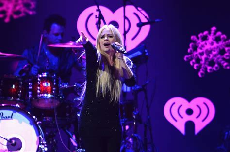 Avril Lavigne Breaks Down During Interview About Lyme Disease Huffpost Avril Lavigne Lyme