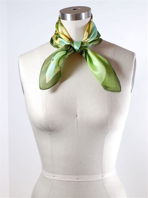 How To Tie A Scarf Pan Am Neck Knot Scarf Knots Scarf Tying Small