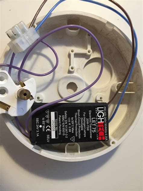 Zwar wird empfohlen, eine lampe nur vom profi montieren zu lassen, aber wenn du unsere anleitung genau befolgst, hängt deine neue leuchte ganz easy und in lichtgeschwindigkeit an der decke! Kann ich diese Lampe direkt anschließen oder sollte ich ...