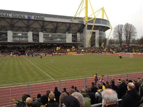 Für die einen ist es das schönste stadion der welt, für die anderen schlicht der tempel oder voller stolz sind wir namensgeber der heimspieltätte des bvb und partner von borussia dortmund. Stadion Rote Erde, Borussia Dortmund II - Schalke 04 II ...