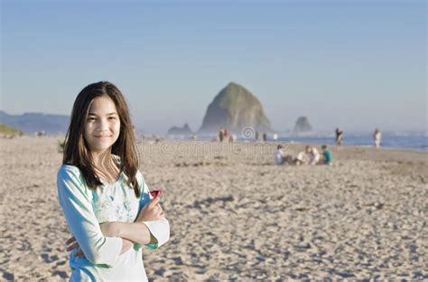 Belle Fille De L adolescence Sur La Plage Près De La Roche De Meule De