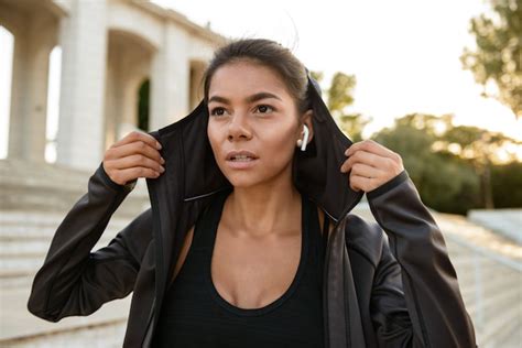 Retrato De Una Mujer Joven Fitness En Auriculares Foto Gratis