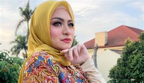 Sesaat setelah kabar perselingkuhan beredar, muncul video syur yang diduga adalah istri dari sule itu. Video Syur Dengan Manajer Viral, Nathalie Holscher Santai