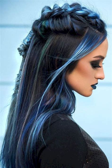 Chica Con El Cabello Negro Y Azul Sujetado En Una Trenza Alta Hair