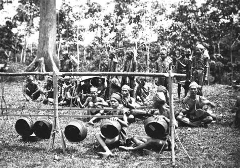 Jadi, tun fuad sendiri fikir kalau sabah sertai sarawak dan brunei je, mungkin pendudukan jepun kat tanah melayu dan borneo banyak meninggalkan kesan pahit bagi rakyat malaysia. COLLECTIE TROPENMUSEUM Moealang Dajaks maken muziek ...