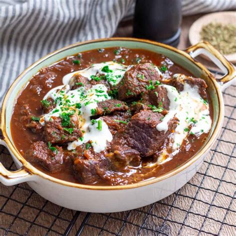 Rindergulasch mit Rotwein