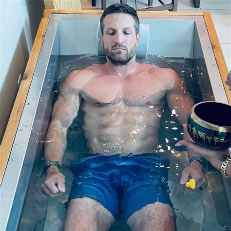11 benefits of ice baths and cold plunging