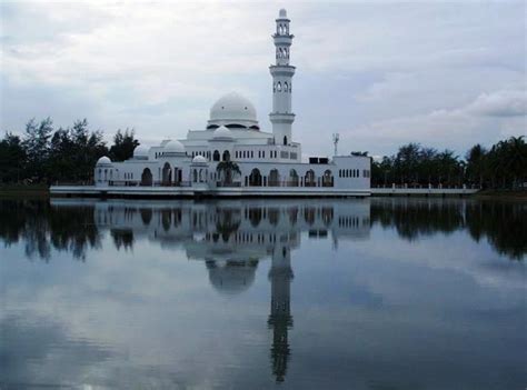 Tengku Tengah Zaharah Mosque The Floating Mosque Kuala Terengganu