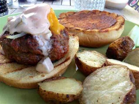 Rooster burger & grill nace en la ciudad de córdoba (españa) en diciembre de 2019, una empresa totalmente local inspirada en una fusión americana & cordobesa junto con una gama de carnes premium. Sunday Sandwich: The Double Rooster Burger | Sandwiches ...