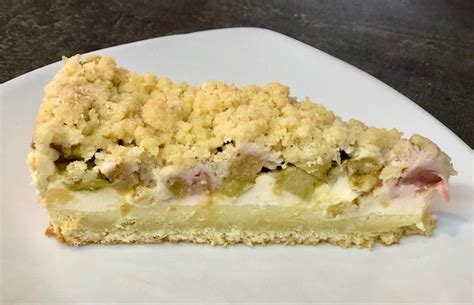 Rhabarberkuchen mit Pudding und Streusel Rezept