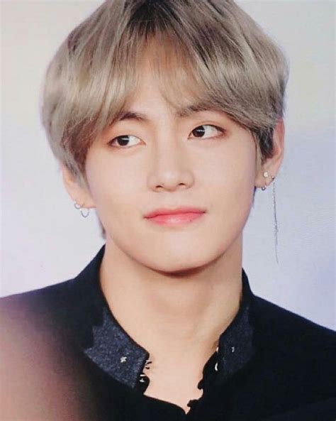 Nah, itulah beberapa potret memikat jin bts dengan penampilan gaya rambut dahi terbuka. 10 Potret memesona V BTS, pria paling ganteng tahun 2017 | Selebritas, Bts