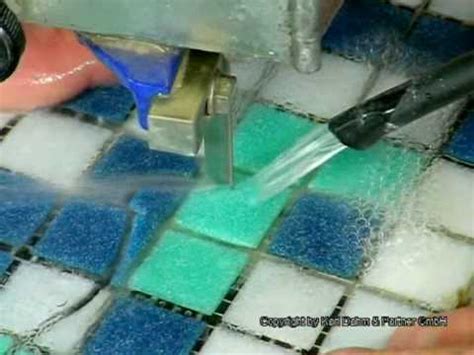Heimwerker scheuen glasfliesen oftmals aus angst, sie falsch zu schneiden bzw. Schneiden von Mosaik mit der Karl Dahm Diamant-Bandsäge ...