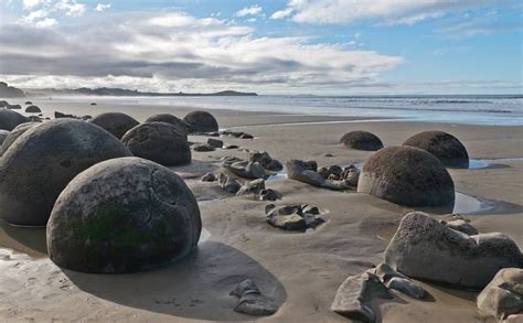 Very similar concretions to those at moeraki, which are as much as 3 meters (9.8 feet) in diameter and called koutu boulders, litter the beach between koutu and kauwhare points along the south shore. The Mysterious Moeraki Boulders | Moeraki boulders ...