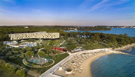 Ein wunderschöner sand der für beachvolleyball oder. "Strand" Family Hotel Amarin (Rovinj) • HolidayCheck ...