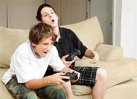 Me parece que es correcto decir jugar a la consola, así que cuando quiero usar videojuegos me entra de usar la expresión jugar a los. When cousins become hypercompetitive