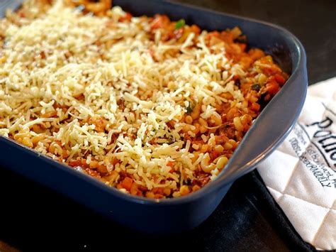 Macaroni Ovenschotel Met Tomatensaus Roomkaas En Gehakt Kookidee Fried Rice Ethnic Recipes