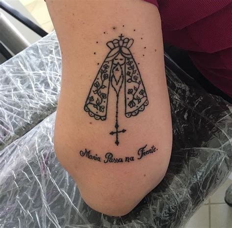 Meaningful tattoo design shows the statue of liberty holding a gun up. Pin em TATTOO