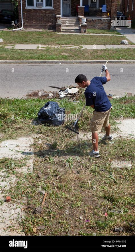 Student Volunteers Clean Up Vacant Property In Detroit Stock Photo Alamy
