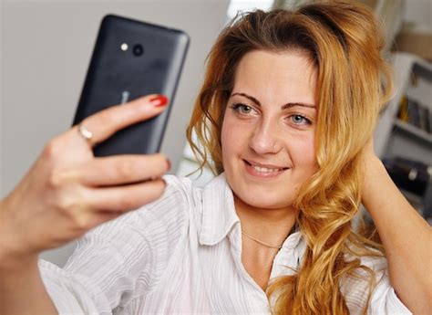 Premium Photo Portrait Of A Smiling Office Worker Taking Selfie Photo