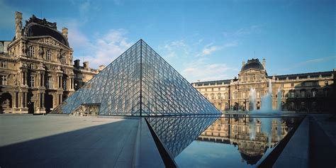 pirâmide do louvre de i m pei vence o aia 25 year award archdaily brasil