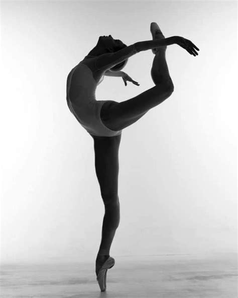 pin by malgorzata andrzejewska on tancerki dance photography dance pictures ballet poses