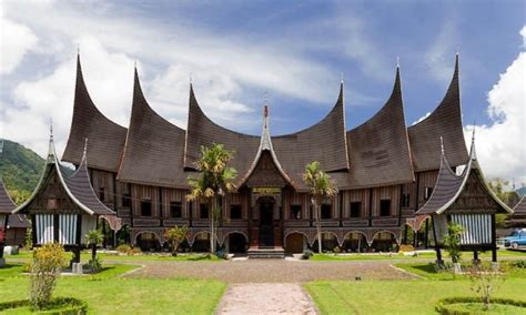 7 Gambar & Keunikan Rumah Adat Sumatera Barat - Lamudi