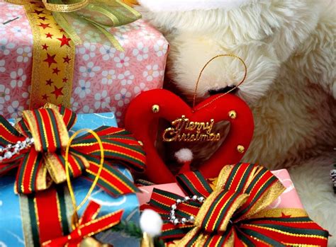 New year gift shopping can be quite a task as finding the right gift for your loved ones that they will value requires you to put in a lot of thought and effort. Happy New Year 2014 Gift Ideas: Explore Any One On Special ...