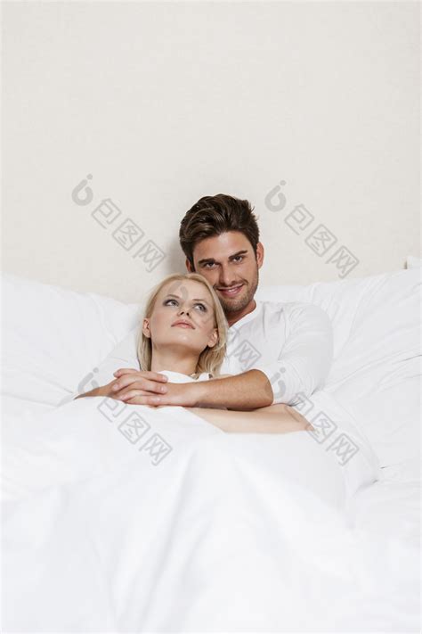 床上幸福恩爱的夫妻图片 包图网