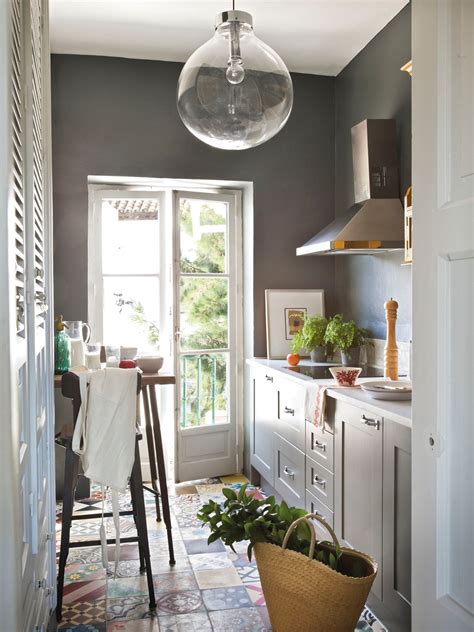 Para ver mas fotos con ideas para cocinas pequeñas, puedes comprar por internet estas revistas especializadas en diseños de cocinas pequeñas. 15 fotos de cocinas pequeñas bien aprovechadas