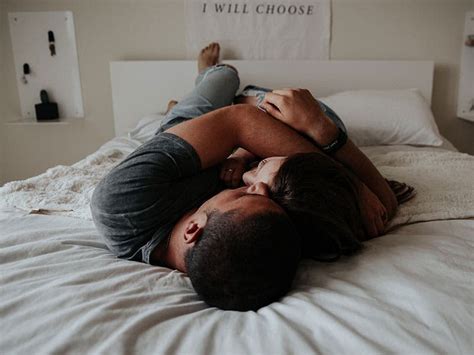 Dormir junto a tu pareja tiene más beneficios de los que crees