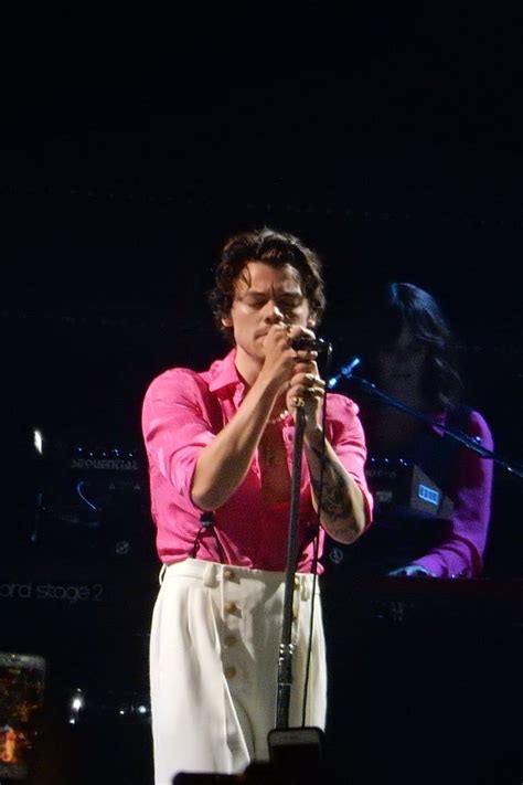 After the release of his second album, fine line, last week, he's performed with stevie nicks what more could he give us, i hear you ask? 10 Things You Missed at Harry Styles's Fine Line Show at ...