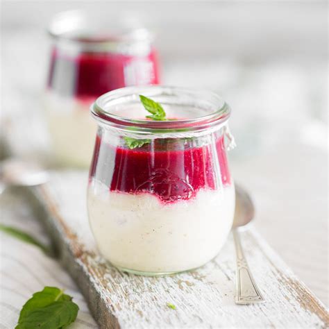 Süßes Schmankerl Bayrische Creme mit Beerensauce