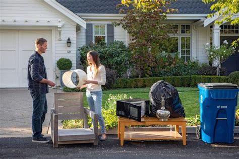 Bulk Trash Pickup & Junk Removal | Republic Services | Pick up trash