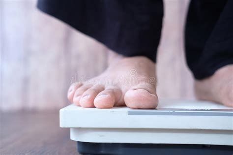 Woman S Feet On Weight Scale Close Up Stock Image Image Of Measure