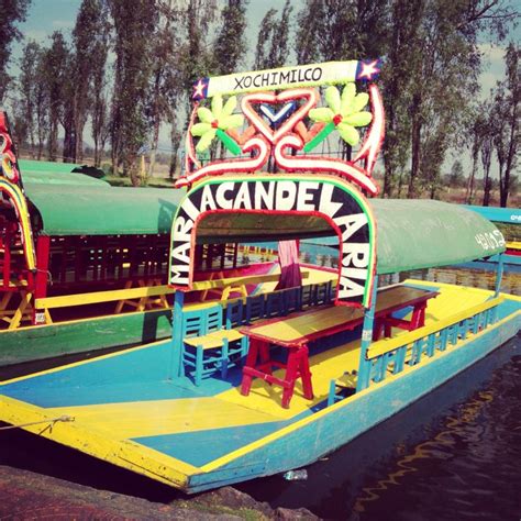 Trajinera En El Lago De Xochimilco Ubicado Al Sur De La Ciudad De