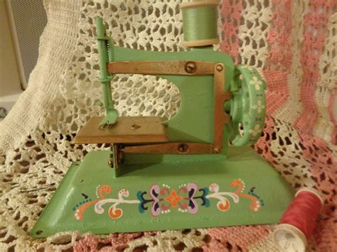 Antique childs sewing machine | Kids sewing machine, Sewing machine, Singer sewing machine company