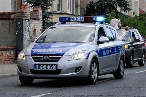 Interwencja policji w lubinie zakończyła się śmiercią młodego mężczyzny, wobec którego funkcjonariusze użyli chwytów obezwładniających. Świadkowie pilnie poszukiwani! Policja apeluje o pomoc ...